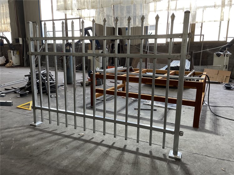 學校透視圍墻鐵藝護欄圖片2 學校透視圍墻鐵藝護欄圖片2