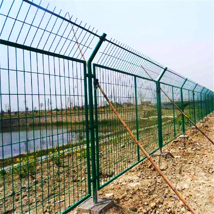 圈地護(hù)欄網(wǎng)圖片4 圈地護(hù)欄網(wǎng)圖片4