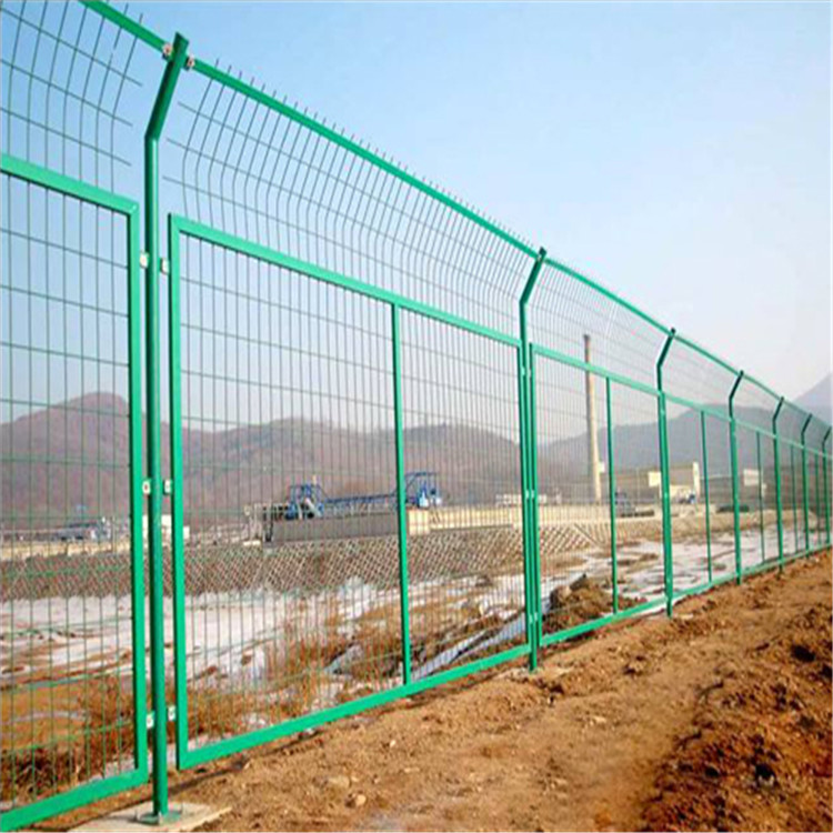 綠化帶鐵絲網(wǎng)護(hù)欄圖片3 綠化帶鐵絲網(wǎng)護(hù)欄圖片3