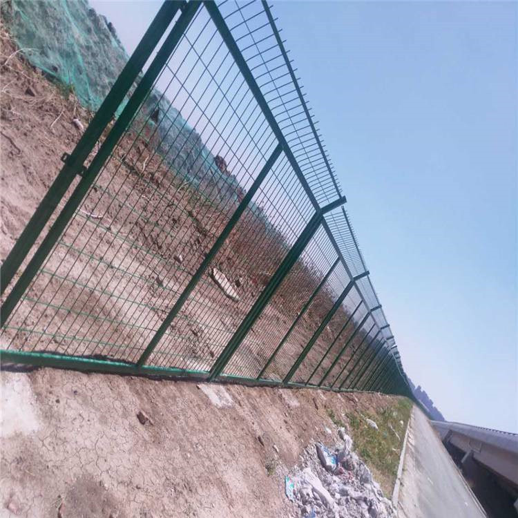 公路兩側護欄網